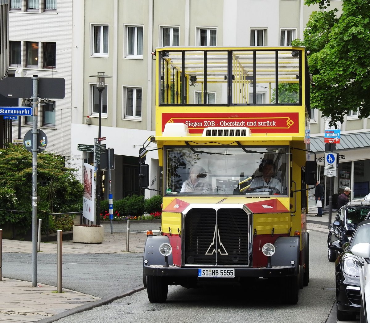 DER SIEGENER  HÜBBELBUMMLER ERREICHT DIE OBERSTADT AM 9.6.2017
Ein uriges Gefährt,dieser doppelstöckige Nostalgie-Bus in Gelb/Rot/Schwarz,
der von März bis Oktober im 30-Minuten-Taktverkehr vom ZOB in die Oberstadt mit
Rathaus und Nikolaikirche zu einem sehr zivilen Fahrpreis verkehrt....
Der Kühlergrill lässt auf eine Magirus-Basis schließen....