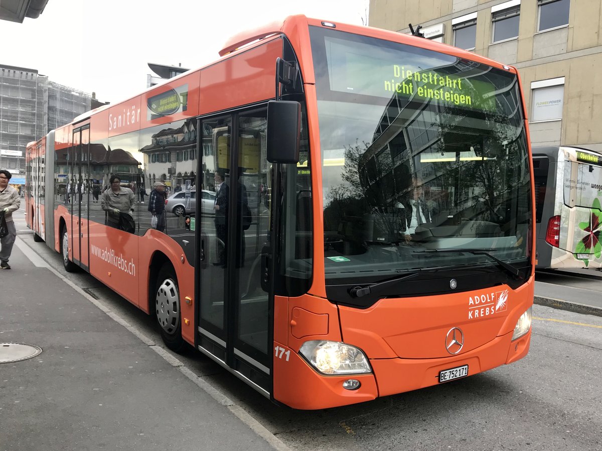 Der STI C2 171 Werbebus für den Sanitär Adolf Krebs am 26.4.18 bei der Ankunft in Thun.