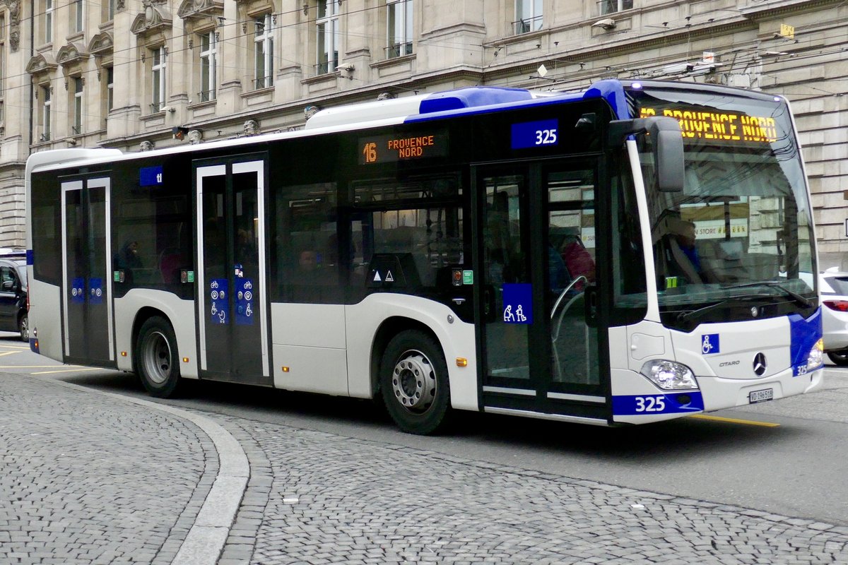Der TL Lausannes MB C2 K 325 am 10.2.19 bei der Abfahrt an der Haltestelle St-Francois.