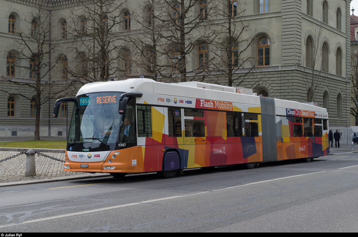 Der TOSA-Bus der TPG steht am 10. März 2015 während der Frühlingssession vor dem Bundeshaus in Bern, um den Parlamentariern vorgeführt zu werden.