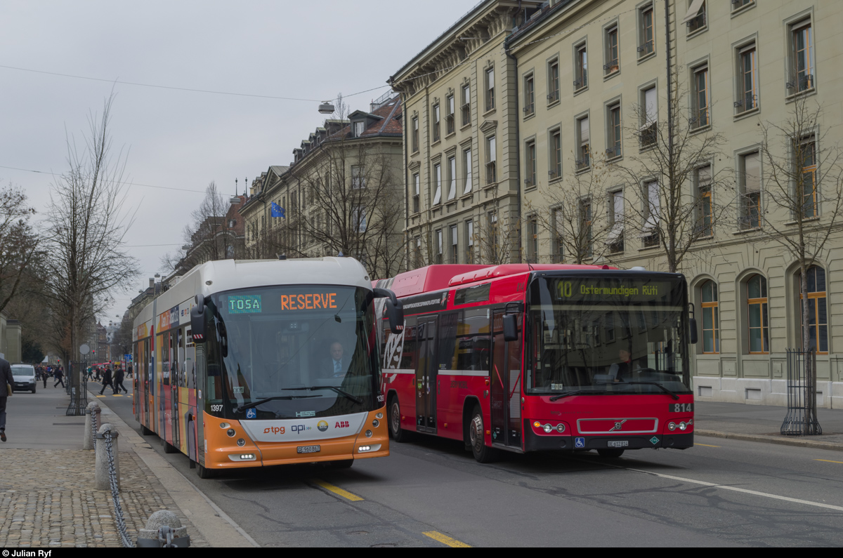 Der TOSA-Bus der TPG wird am 10. März 2015 vor dem Bundeshaus von BERNMOBIL Wagen 814 überholt.