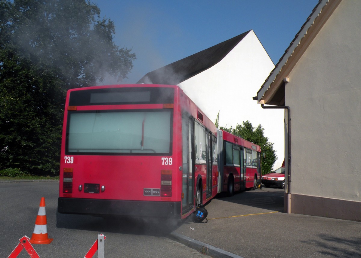 Der Van Hool Bus, ex Bernmobil 242 und ex BVB 739, nimmt am Jugenffeuerwehrtag und Feuerwehrfest an einer Feuerwehrbung mit Fahrgastbergung teil. Dabei wird der Fahrgastraum mit dichtem Rauch gefllt und die Feuerwehrleute mssen die eingeschlossenen Fahrgste retten. Die Aufnahme stammt vom 31.08.2013.
