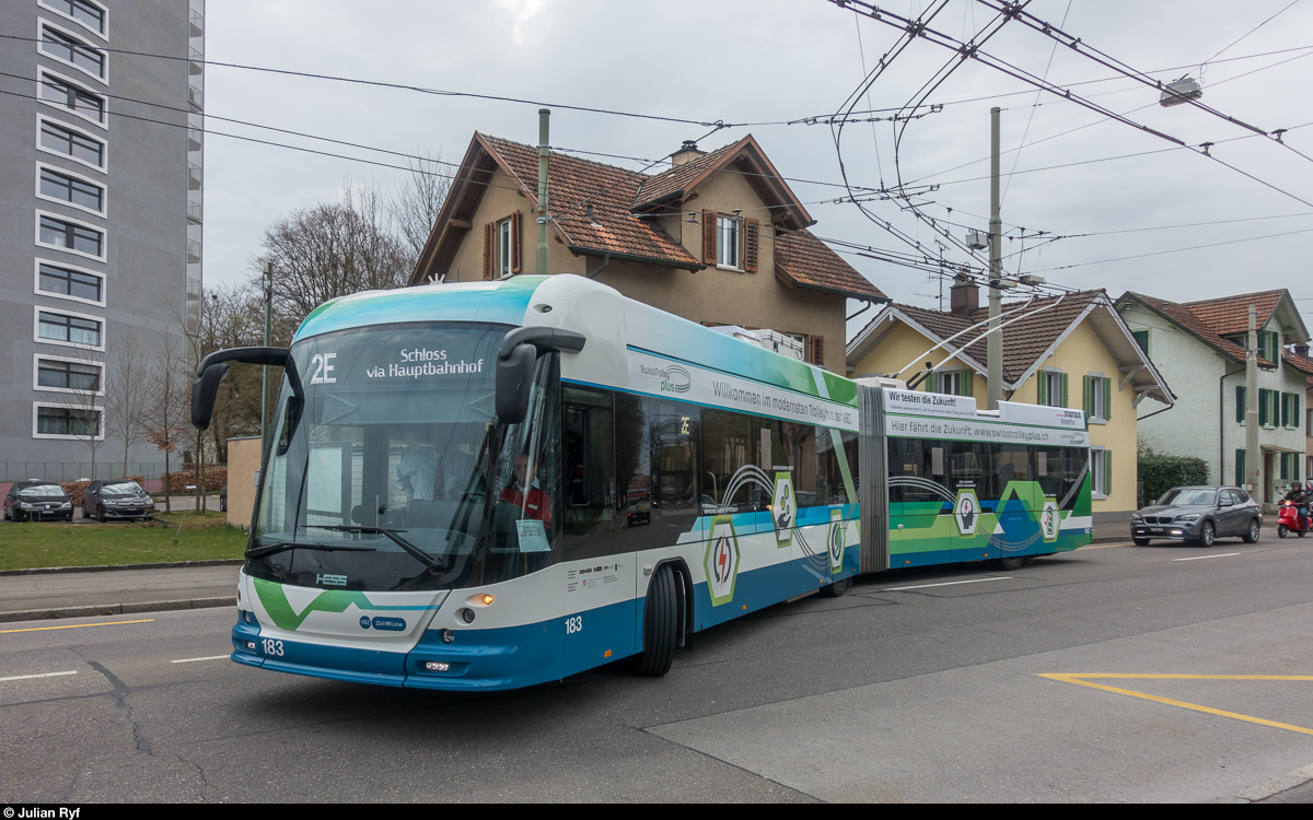 Der VBZ SwissTrolley Plus 183 wird vom 10. bis am 19. April 2018 bei Stadtbus Winterthur getestet. Am 10. April war er auf der HVZ-Linie 2E unterwegs, hier bei der Endhaltestelle Waldegg.