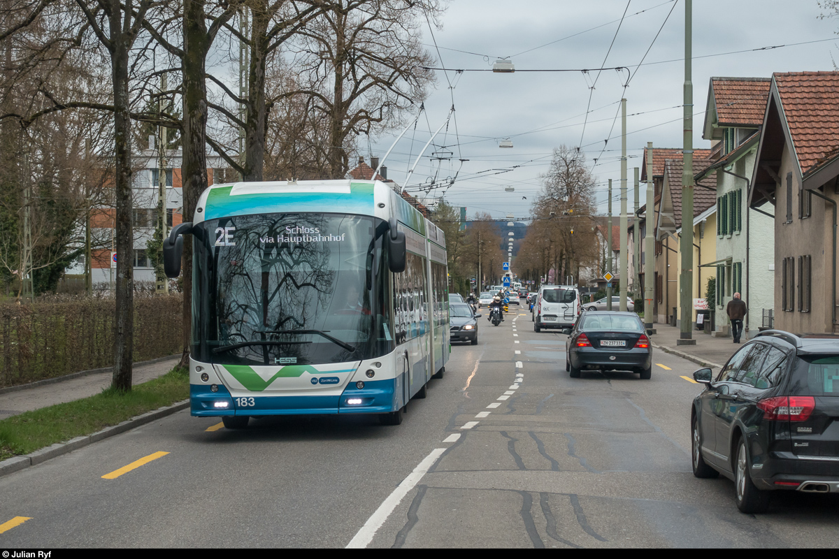Der VBZ SwissTrolley Plus 183 wird vom 10. bis am 19. April 2018 bei Stadtbus Winterthur getestet. Am 10. April war er auf der HVZ-Linie 2E unterwegs, hier kurz nach Abfahrt an der Endhaltestelle Waldegg.