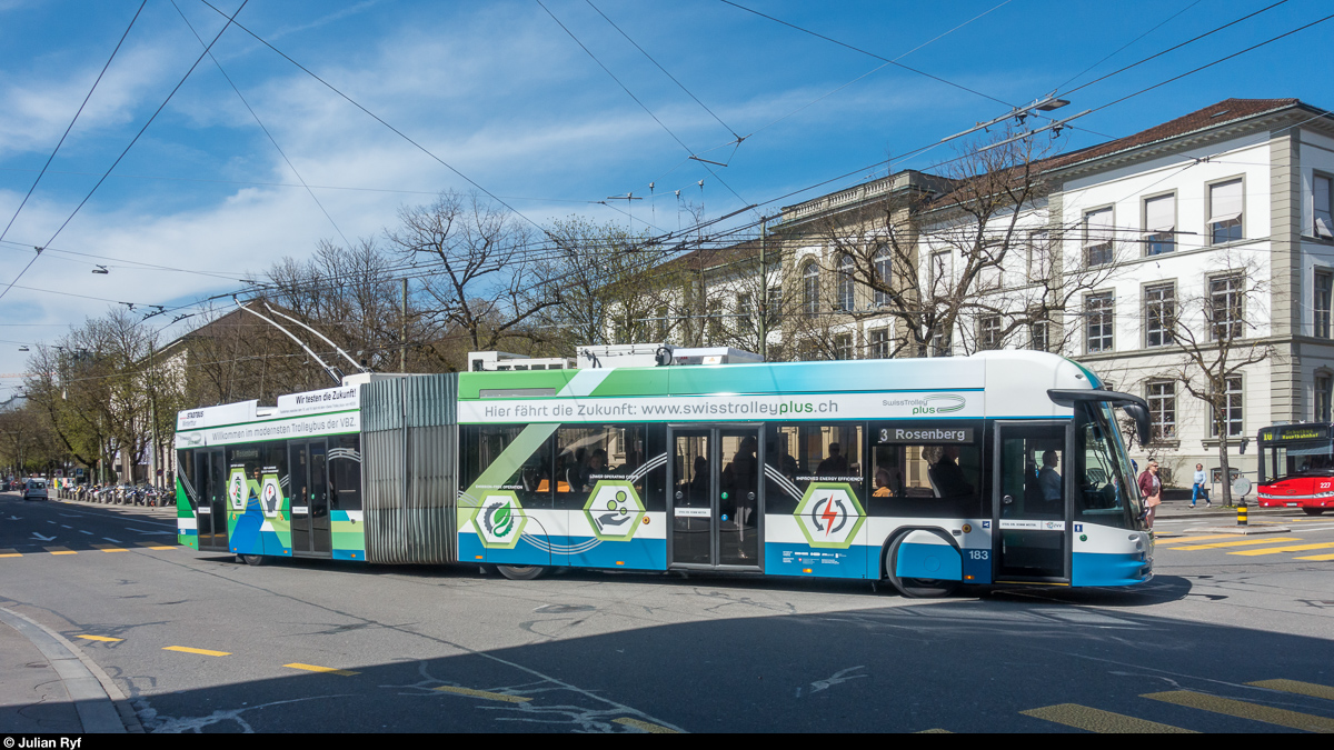 Der VBZ SwissTrolley Plus 183 wird vom 10. bis am 19. April 2018 bei Stadtbus Winterthur getestet. Am 11. April wurde der Bus tagsüber auf der Linie 3 eingesetzt, hier beim Schulhaus Altstadt kurz vor der Haltestelle Stadthaus.