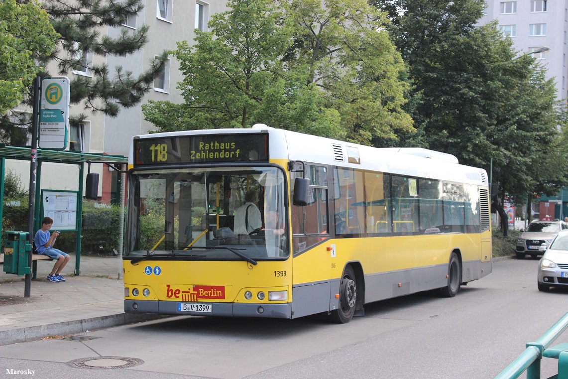 Der Volvo B7000 mit der Wagennummer 1399 der BVG, am 01.08.2014 in Potsdam an dem J. Kepler-Platz.
