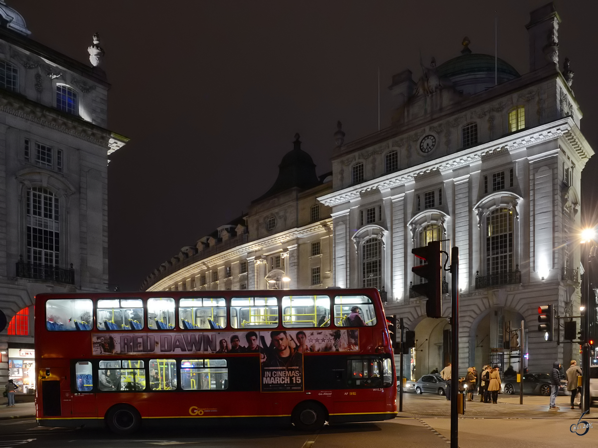 Der Volvo B7TL / Wright Eclipse Gemini im nächtlichen Einsatz am Piccadilly Circus. (London, März 2013)