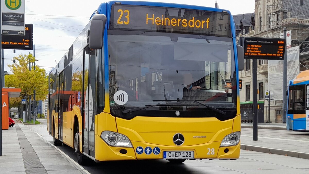 Der Wagen 28 der ETP fuhr am 14.10.22 an der Haltestelle Chemnitz Hauptbahnhof/Bahnhofstr. auf der Linie 23 Richtung Heinersdorf.