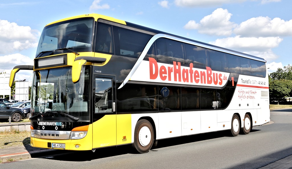 DerHafenBus.de stand am 21.08.2022 in Form des Setra S 431DT am Parkplatz des Fischereihafen Ost in Bremerhaven.
