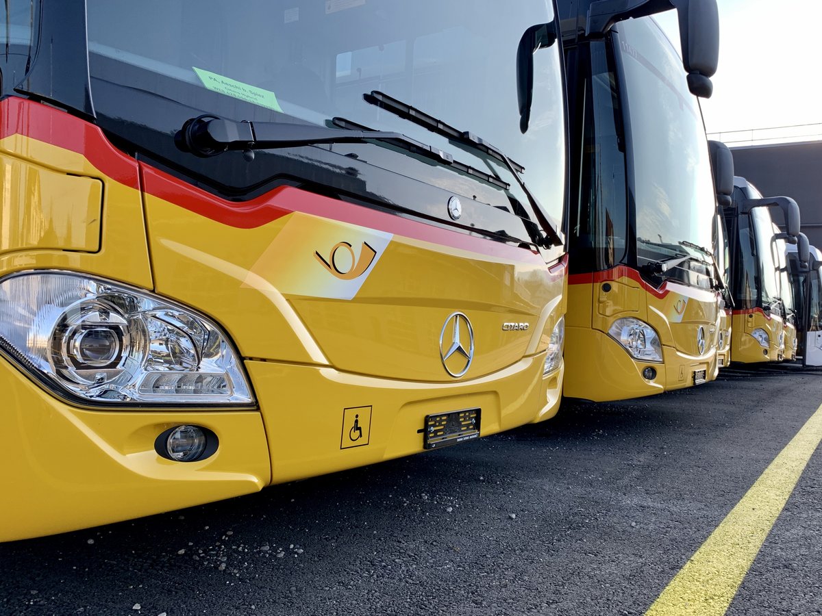 Detailansicht auf mehrer Fronten neuer MB C2 hybrid für PostAuto am 23.11.20 bei Evobus Winterthur.