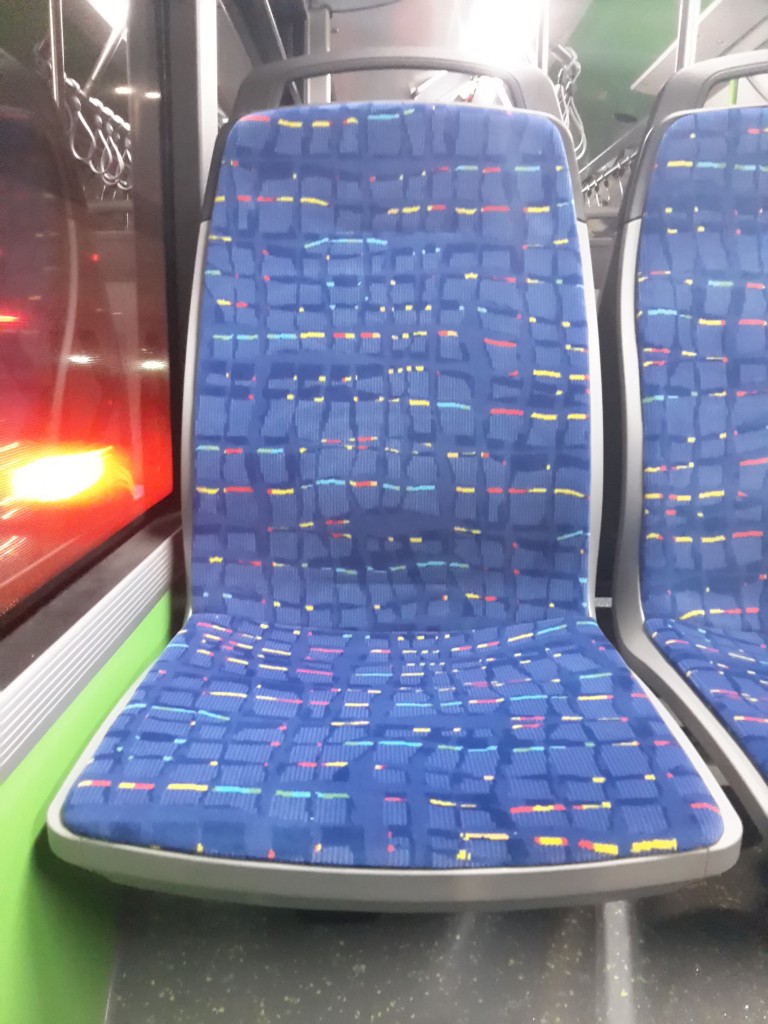 Detailaufnahme eines Sitzes der neuen LVL - Solaris Hybrid Busse, der Hersteller ist mir leider nicht bekannt. Aufgenommen am Abend des 13.01.15 auf der Linie 433, eigentlich bedient von Zeiher (Sub.) Citaro Facelift und NL2xx Bussen.