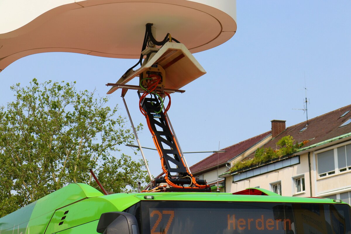 Detailfoto von VAG Freiburg Solaris Urbino 12 Electric Wagen 802 beim Laden am 10.07.23 am Europaplatz