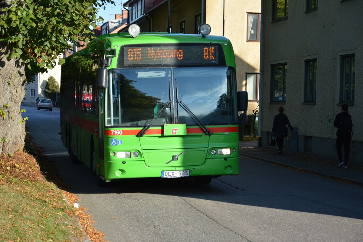 DEX 535 auf der Linie 815 am Bahnhof Nyköping am 16.09.2014. Zu sehen ist ein Volvo 8500.