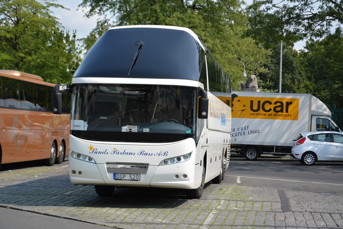 DGP 520 steht am 21.08.2014 Berlin Zoologischer Garten. Aufgenommen wurde ein Neoplan Starliner.
