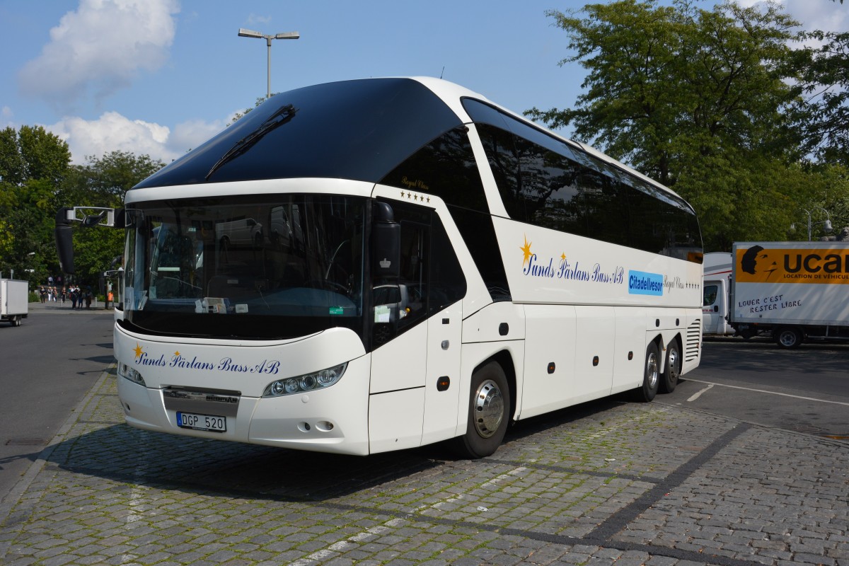 DGP 520 steht am 21.08.2014 Berlin Zoologischer Garten. Aufgenommen wurde ein Neoplan Starliner.
