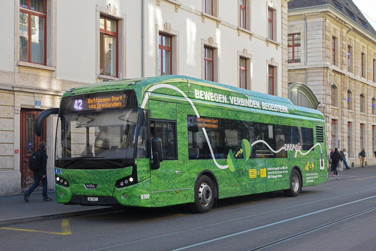 Die Basler Verkehrs Betriebe Testen einen VDL Citea SLF-120 Elektro Bus. Hier steht der Bus mit der Betriebsnummer 8100 an der Endstation der Linie 42 am Bahnhof SBB. Die Aufnahme stammt vom 22.10.2018.