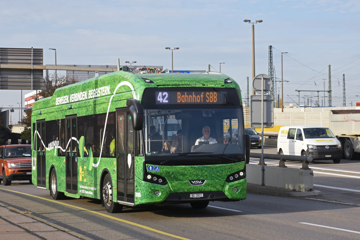 Die Basler Verkehrs Betriebe Testen einen VDL Citea SLF-120 Elektro Bus. Hier überquert der Bus, auf der Linie 42, die Schwarzwaldbrücke Richtung Autobahn. Die Aufnahme stammt vom 23.10.2018.
