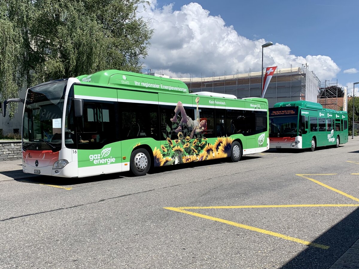 Die beiden Gaz Energie Vollwerbebusse der BGU MB C2 NGT Nr. 16 und C2 NGT Hybrid Nr. 25 am 2.8.22 beim Bahnhof Grenchen Süd.