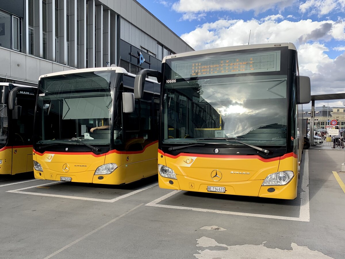 Die beiden MB C2 G '10688' und '10686' von PostAuto Regie Bern am 29.9.21 beim Bahnhof Bern.