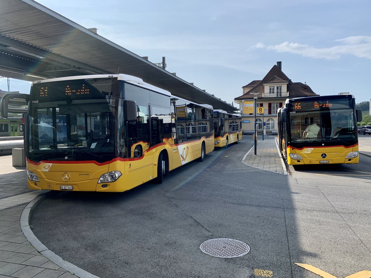 Die beiden MB C2 hybrid '11426' und '11403' und der MB C2 K '10169' am 21.7.21 beim Bahnhof Spiez.