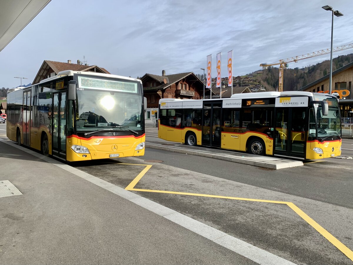Die beiden MB C2 K '11681' und '10169' der PostAuto Regie Aeschi am 4.1.23 beim Bahnhof Reichenbach i.K.