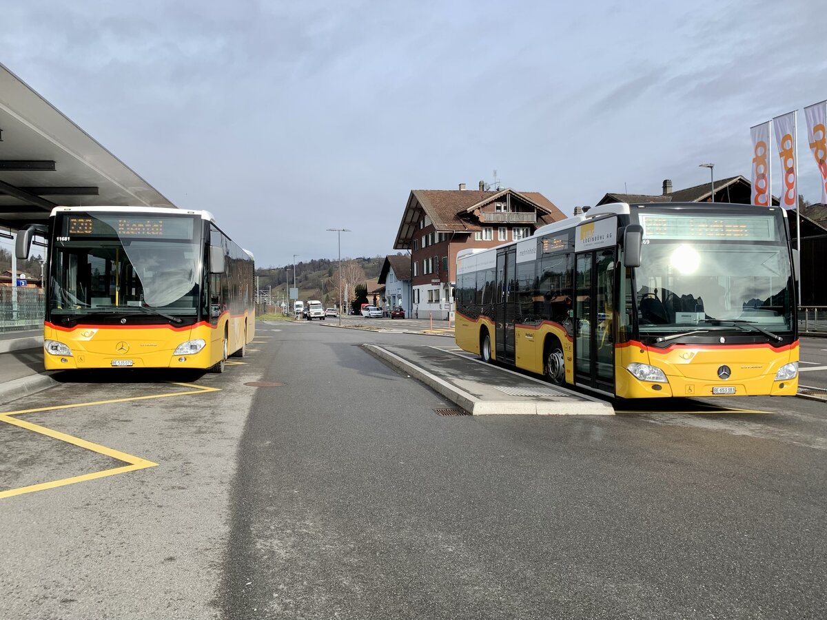 Die beiden MB C2 K '11681' und '10169' der PostAuto Regie Aeschi am 4.1.23 beim Bahnhof Reichenbach i.K.