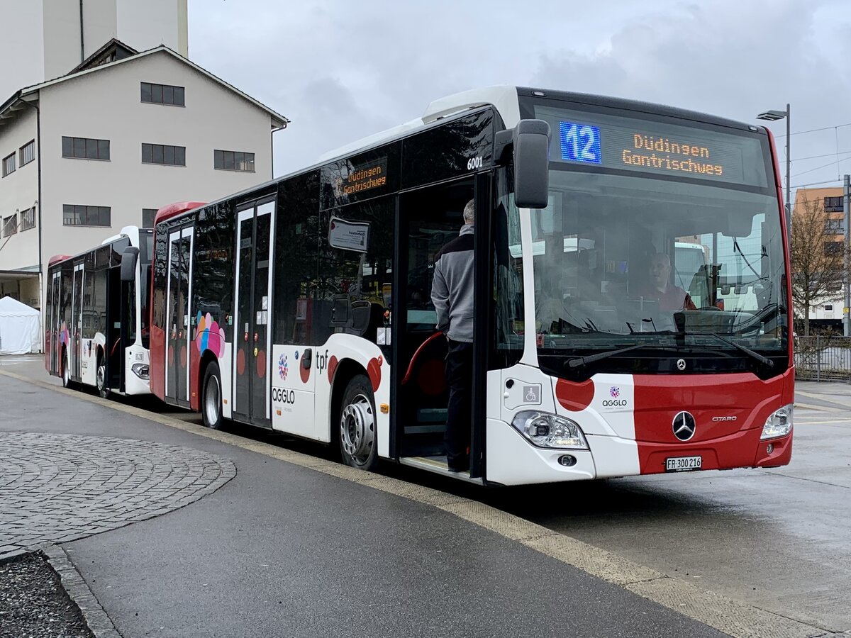 Die beiden neuen MB C2 K 6001 und 6002 der TPF beim Bahnhof Düdingen.