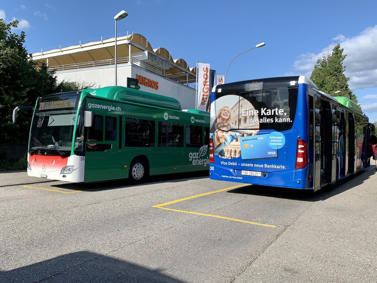 Die beiden Werbebusse MB C2 NGT Hybrid Nr. 25 Erdgas und C2 NGT Nr. 30 Baloise Bank am 16.8.21 beim Bahnhof Grenchen Süd.