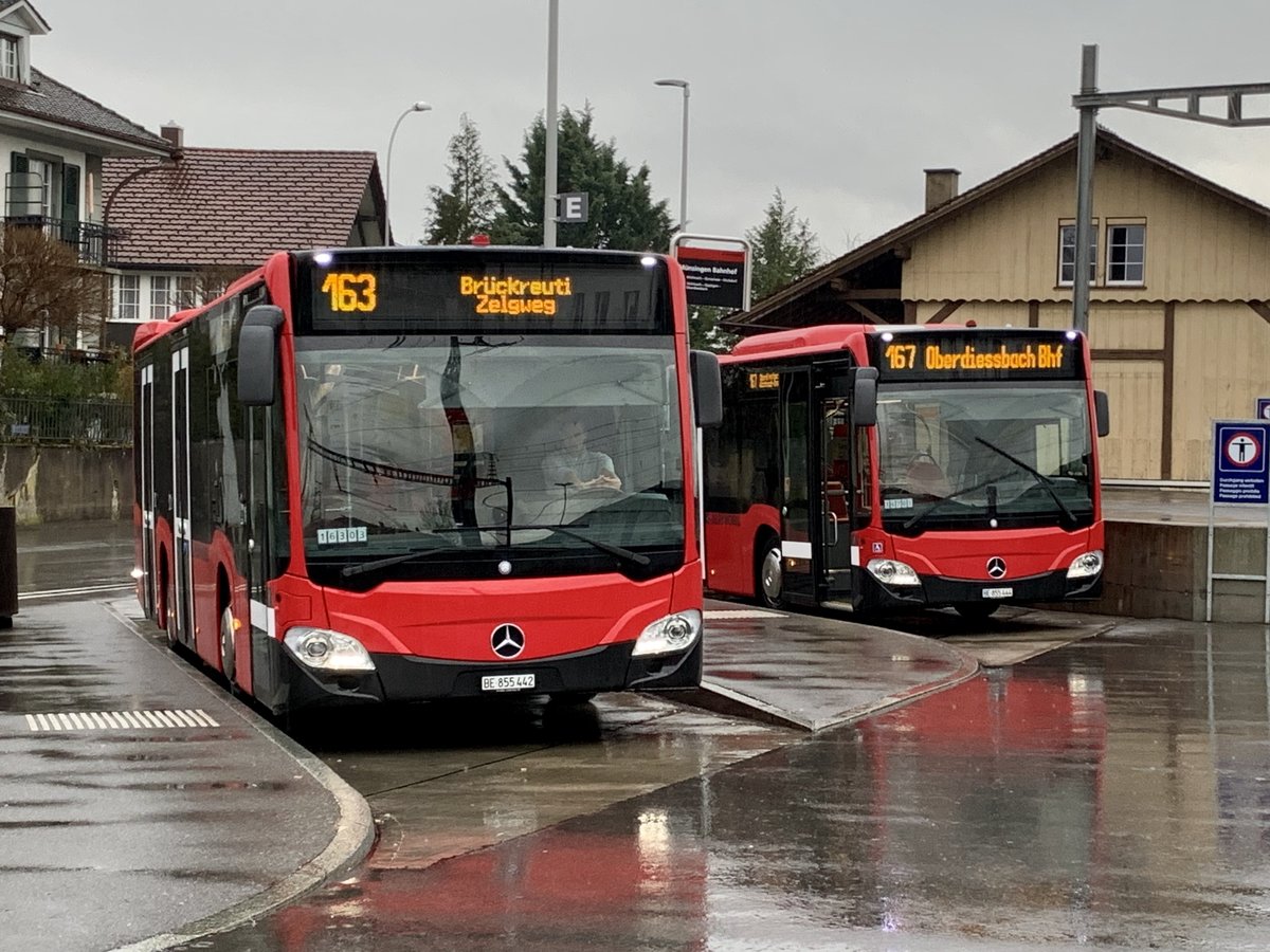 Die Bernmobil MB C2 K hybrid 442 und 444 am 5.3.20 beim Bahnhof Münsingen am warten.