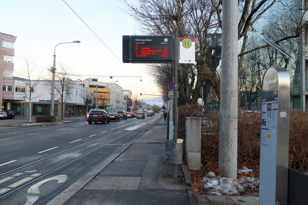 Die Bushaltestelle Hötting-West der Innsbrucker Verkehrsbetriebe wurde mit Umstellung der Linie O auf Straßenbahn zum 10.12.2017 aufgelassen. Aufgenommen 7.12.2017.