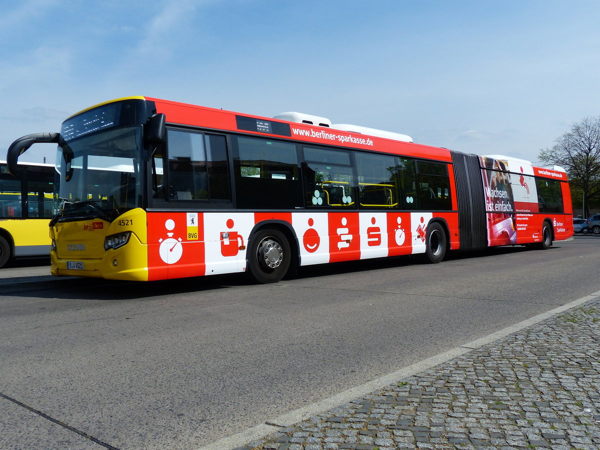 Die BVG mit dem Scania Citywide, Wagen '4521'. Hier bei meinem Besuch in der Hertzallee in Berlin im Mai 2016.