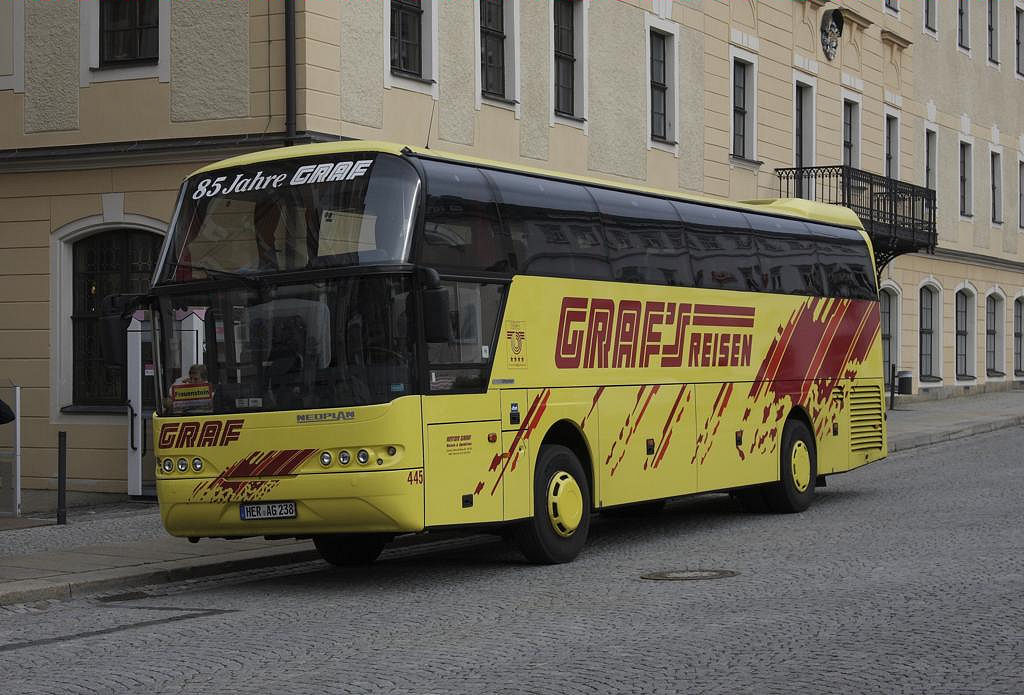 Die Firma Graf verfgt bekanntlich ber eine groe Busflotte. Nr. 445, ein 
Neoplan Cityliner Reisebus, stand am 1.11.2013 am Marktplatz in Annaberg - Buchholz
im Erzgebirge.