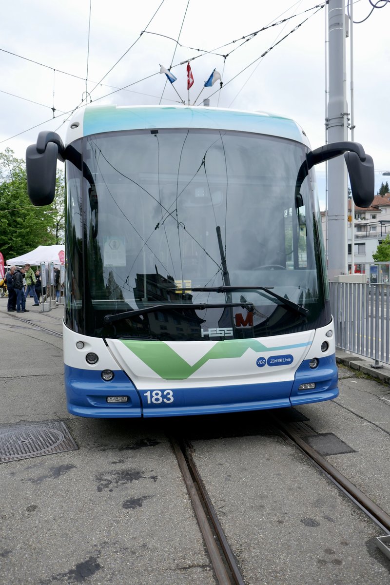 Die Front des neuen VBZ SwissTrolleyPlus 183 der am 11.5.19 vor dem Tram Museum in  Burgwies steht.