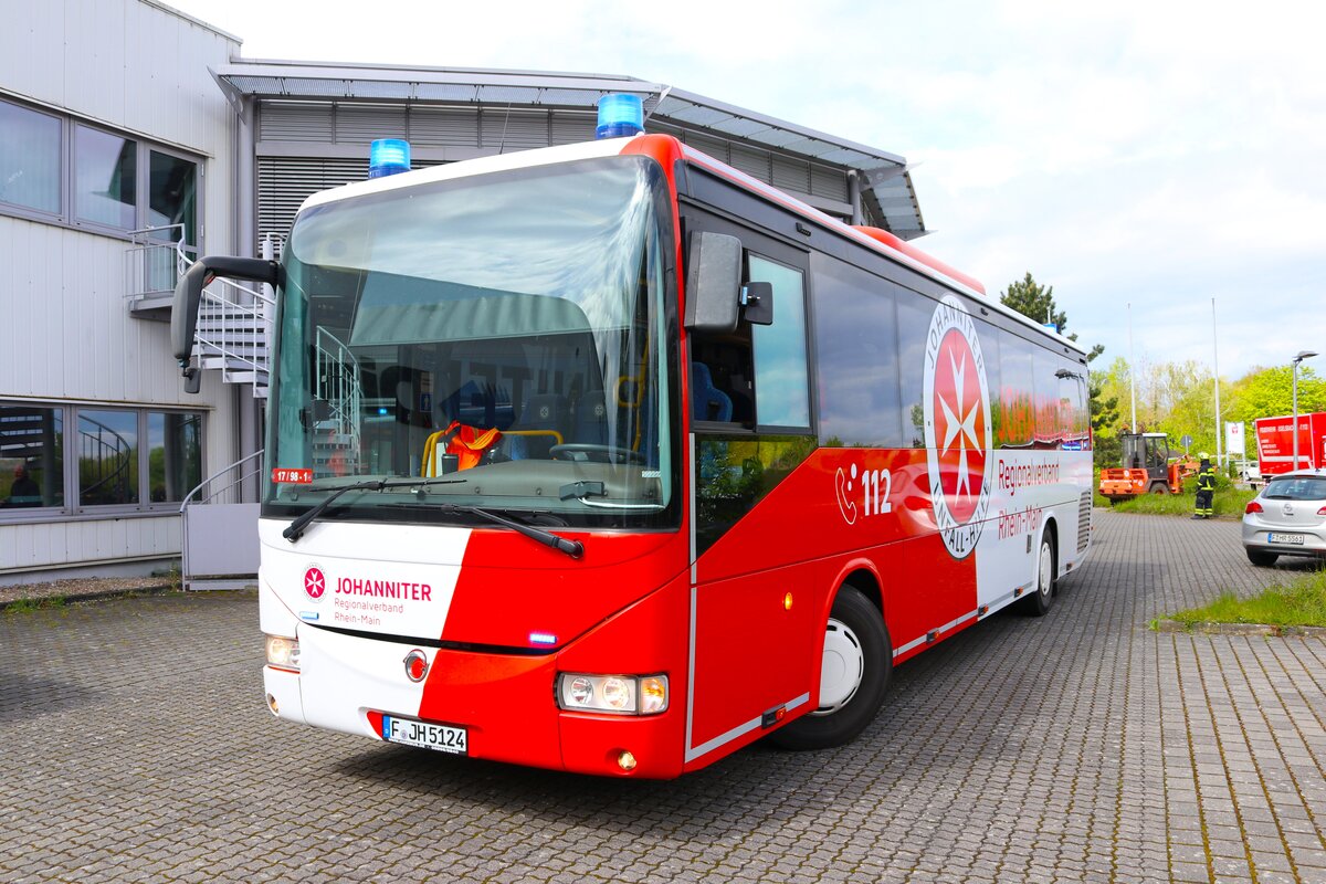 Die Johanniter Irisbus G-RTW am 20.04.24 in Egelsbach bei einer Großübung 