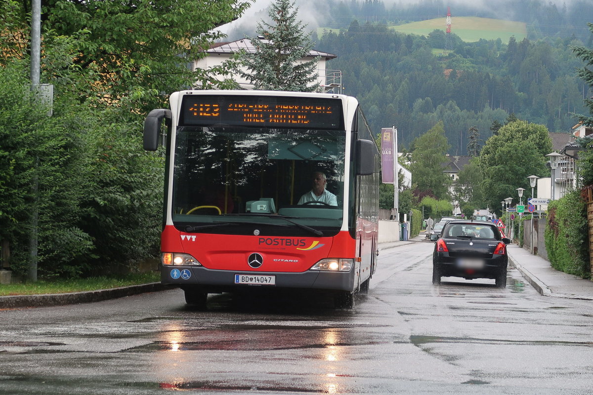 Die Linie 4123 ist in Wattens wegen Bauarbeiten über die Innstraße umgeleitet (Bus BD-14047). Aufgenommen 12.7.2019.