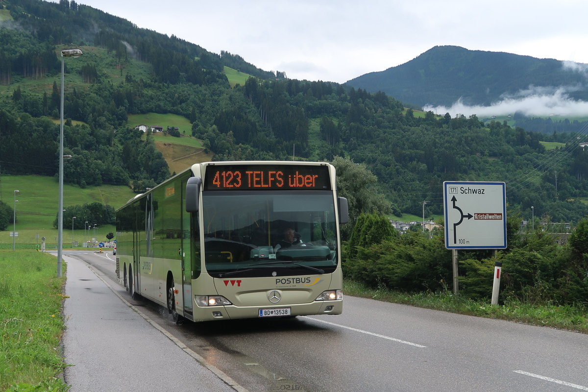 Die Linie 4123 ist in Wattens wegen Bauarbeiten über die Nordumfahrung umgeleitet (Bus BD-13538). Aufgenommen 12.7.2019.