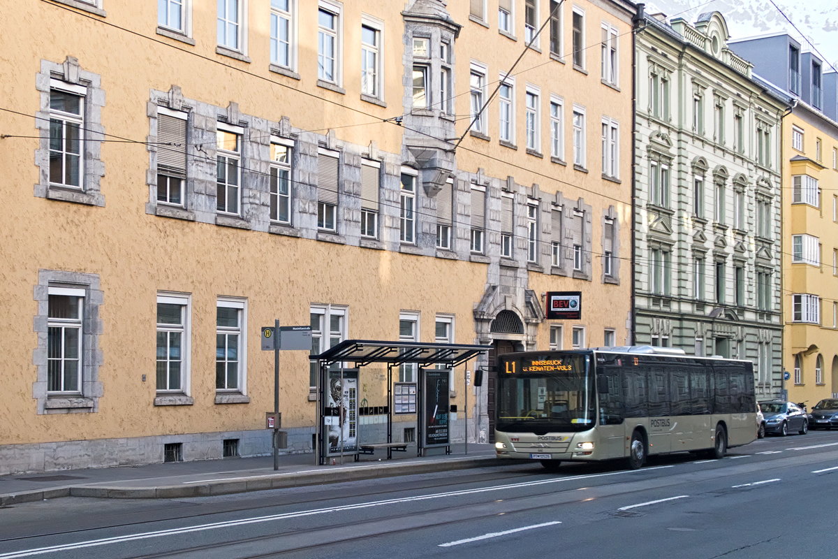 Die Linie L1 des Verkehrsverbundes Tirol fährt saisonal als Skibus zur Axamer Lizum, hier Postbus PT-12529 an der Haltestelle Maximilianstraße in Innsbruck. Aufgenommen 30.3.2019.
