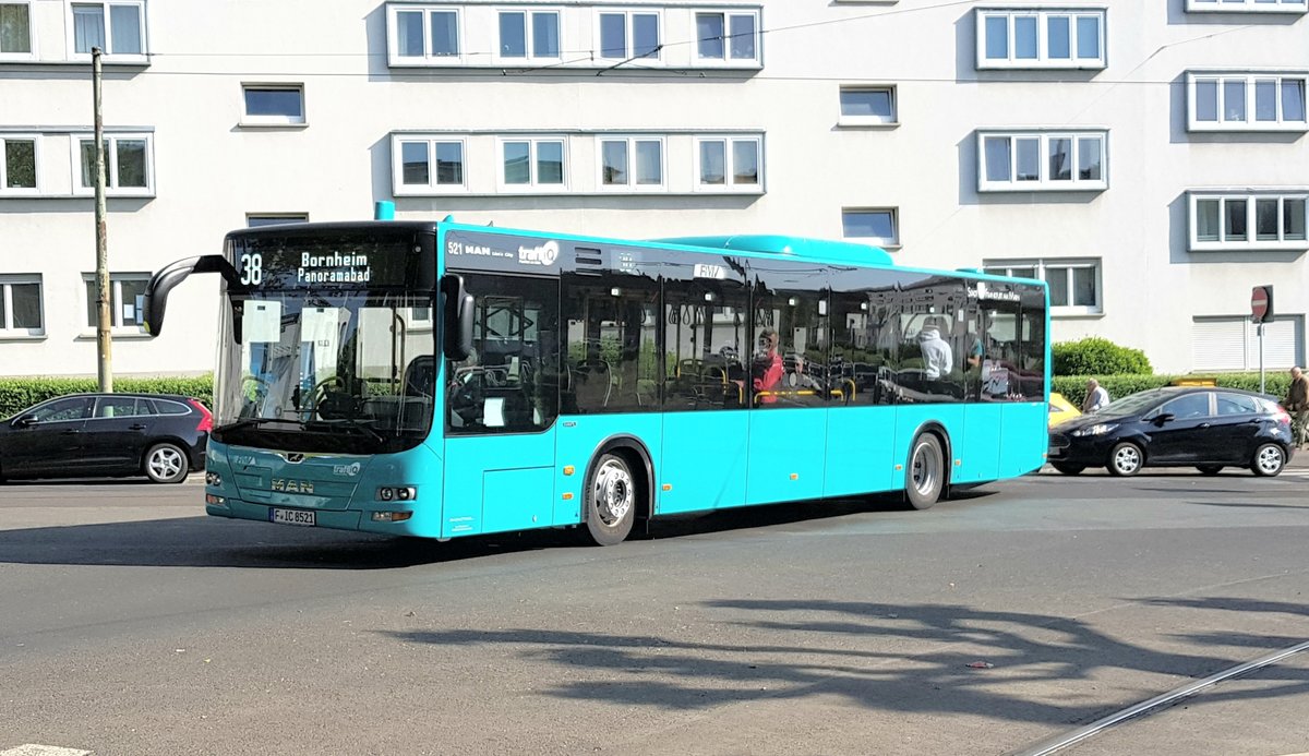 Die neuen MAN A21 Lion City´s der städtischen ICB Frankfurt am Main (Schwesterunternehmen der VGF im Stadtwerke Frankfurt Holding Konzern). Diese Busse sind seit April im Einsatz.
Hier auf der Buslinie 38 am Ernst-May-Platz Richtung Panoramabad. 