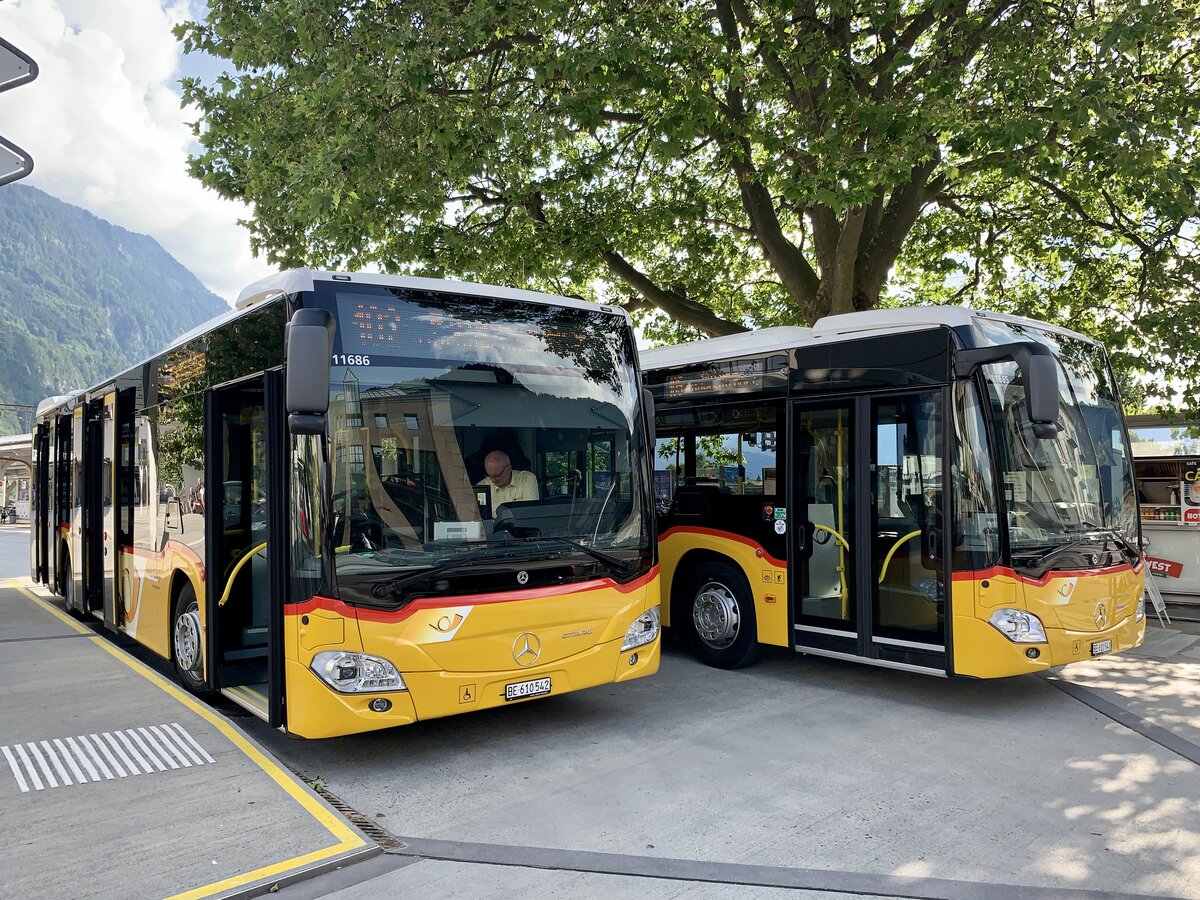 Die neuen MB C2 hybrid '11686' und rechts '11685' am 10.7.21 beim Bahnhof Interlaken West.