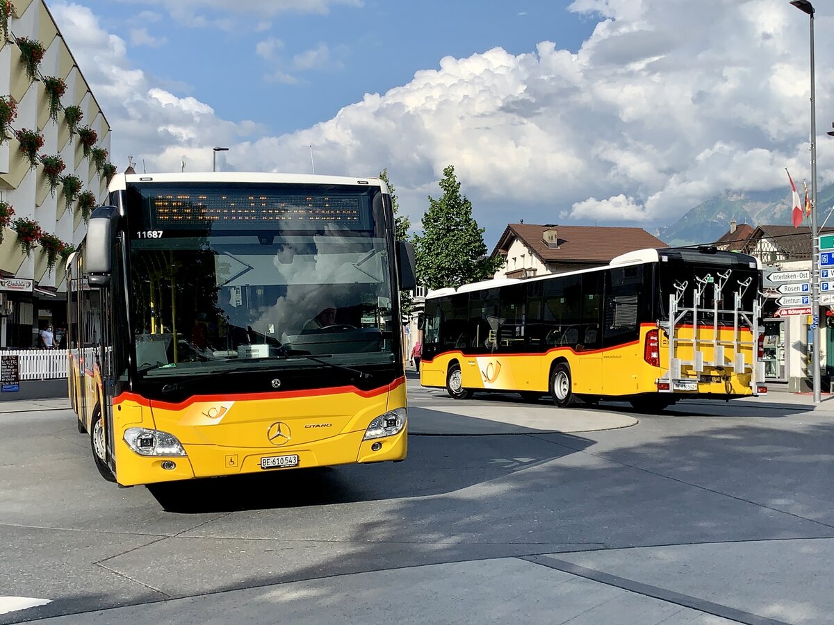 Die neuen MB C2 hybrid '11687'  BE 610 543  und das Heck vom '11686'  BE 610 542  von PostAutp Regie Interlaken am 10.7.21 beim Bahnhof Interlaken West.