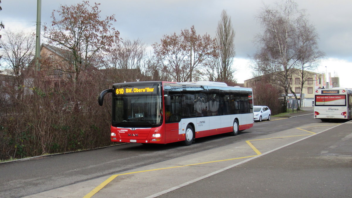 Die neuesten MAN Standartbusse mit überarbeitetem Erscheinungsbild ersetzen die zweitürigen Solaris ab dem Baujahr 2002 auf den Regionallinien. Stadtbus Nr. 247 am 24.12.2018 beim Bahnhof Oberwinterthur.