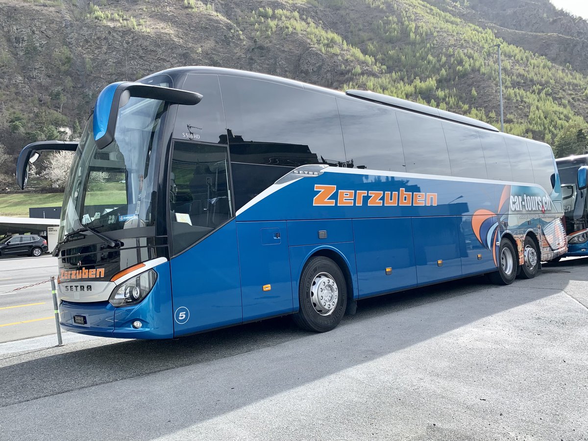 Die Setra 516 HD 5 von Zerzuben am 5.4.21 bei der Garage in Eyholz abgestellt.