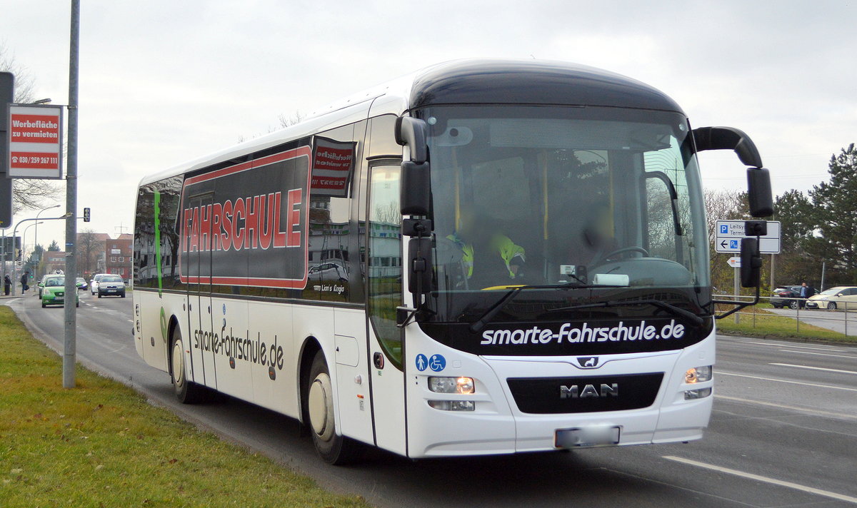 Die smarte Fahrschule GmbH aus Berlin mit einem MAN Lion´s Regio Fahrschulbus am 16.12.20 Schönefeld b. Berlin