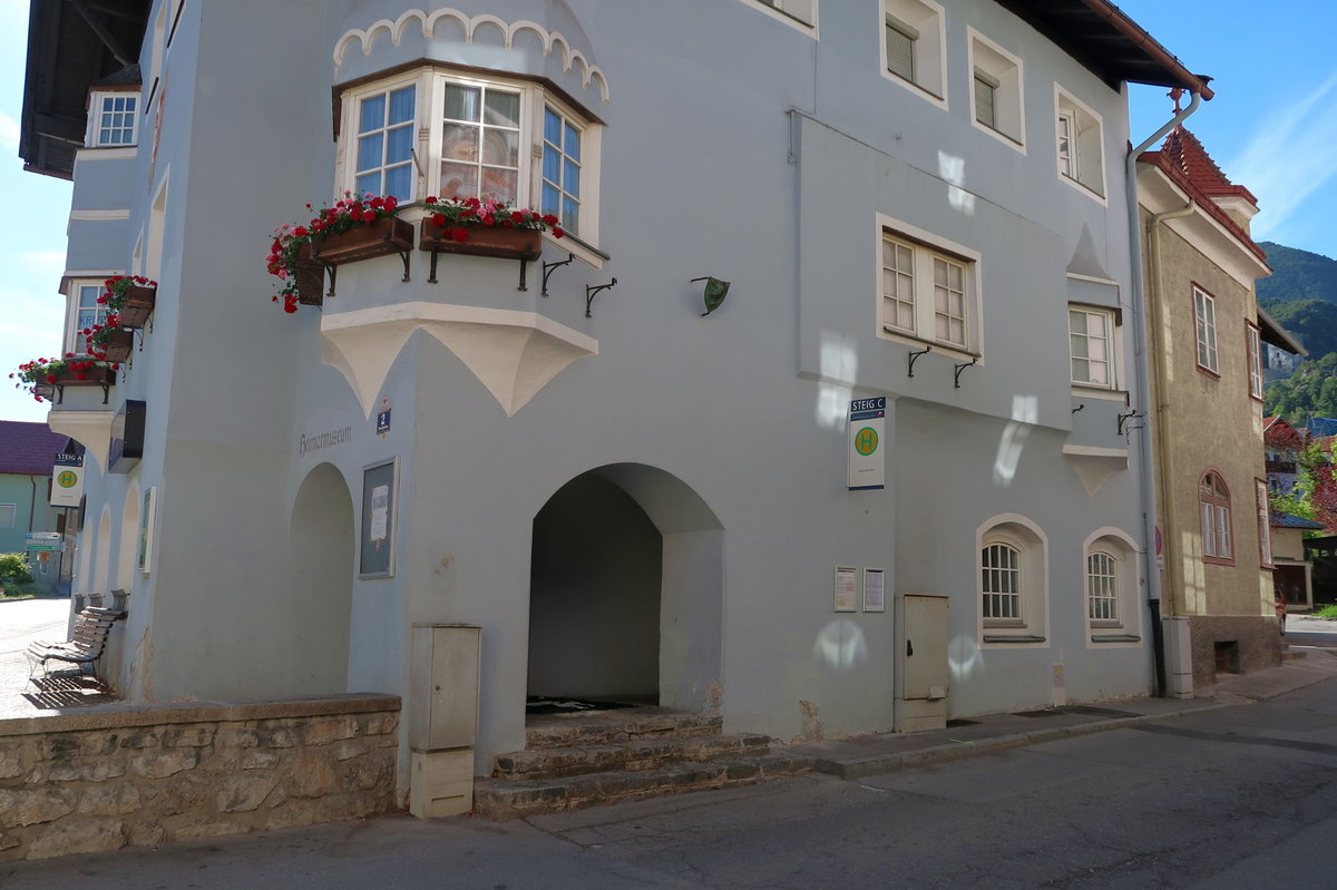Die Steige A und C der Haltestelle Zirl Gemeindeamt sind rund um das Heimatmuseum angesiedelt. Aufgenommen 20170611.
