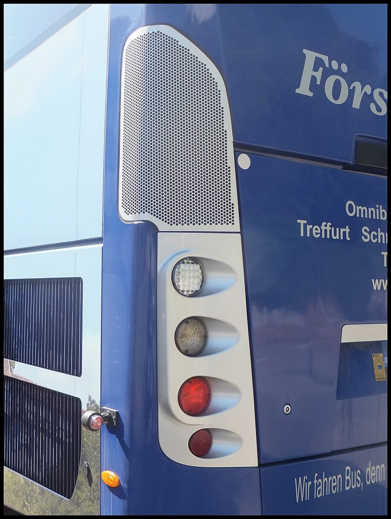 Die stylischen Lampen des Scania OmniExpress von Frst-Reisen/Weltenbummler aus Deutschland im Stadthafen Sassnitz am 10.08.2013