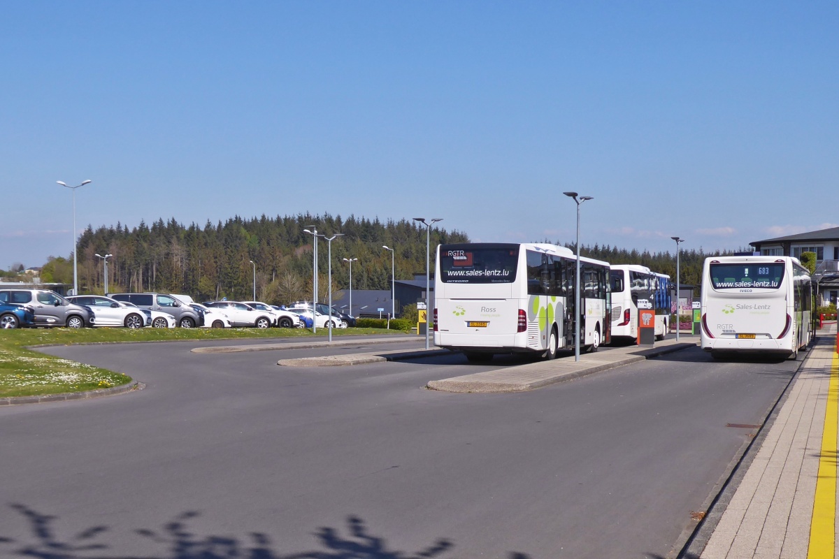 Die Umsteige Bushaltestelle nahe Hosingen „Parc Housen“. Von hier kann man seine Busreisen in alle Ecken des Landes fortsetzen. 04.2022