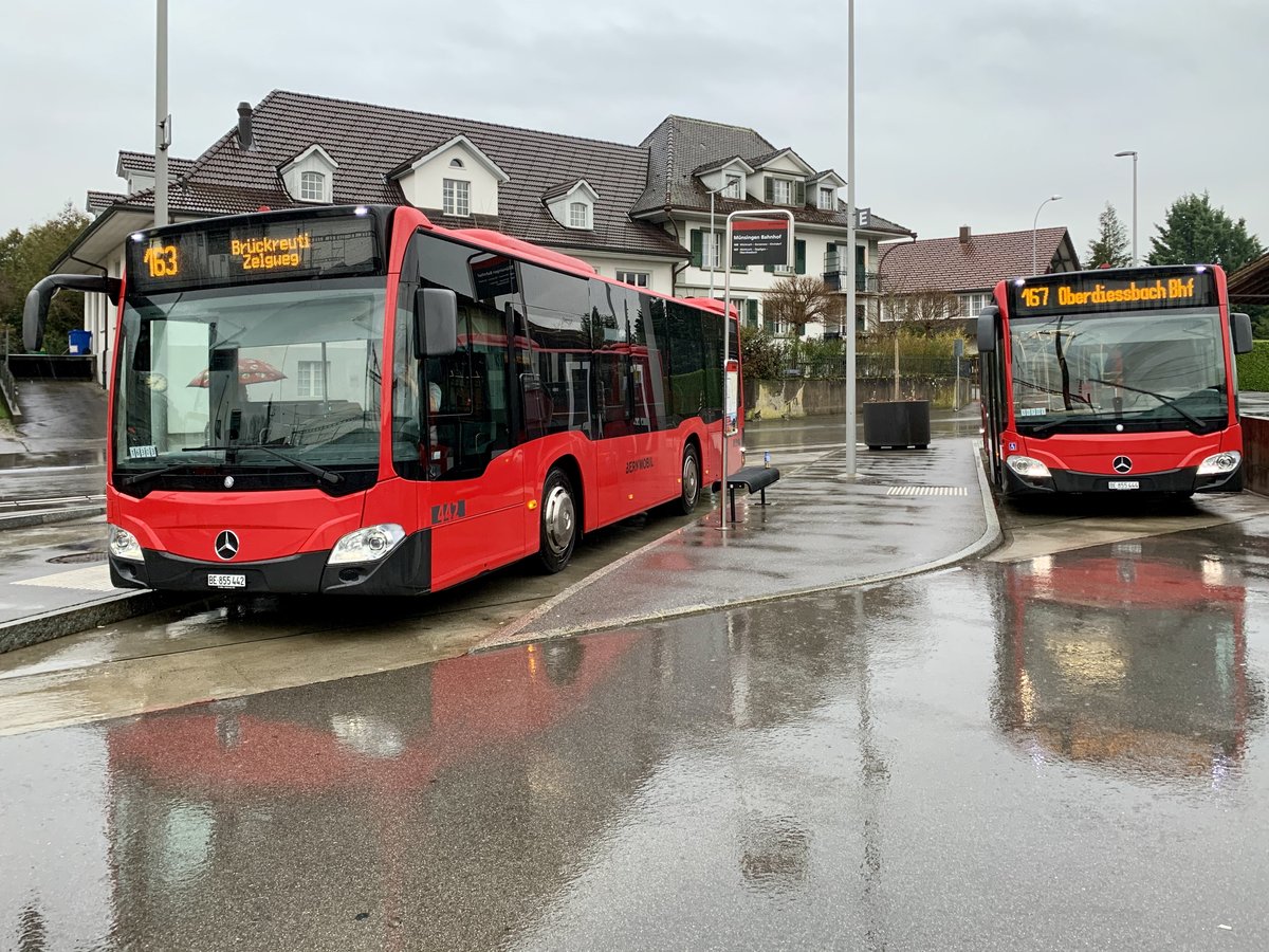 Die zwei Bernmobil MB C2 K hybrid 442 und 444 am Bahnhof Münsingen am warten am 5.3.20.