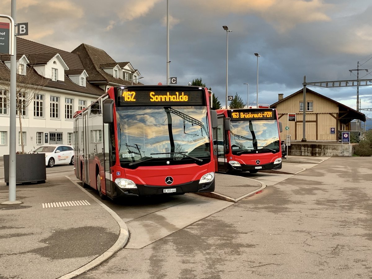 Die zwei Bernmobil MB C2 K hybrid 446 und 447 am 9.3.20 beim Bahnhof Münsingen.