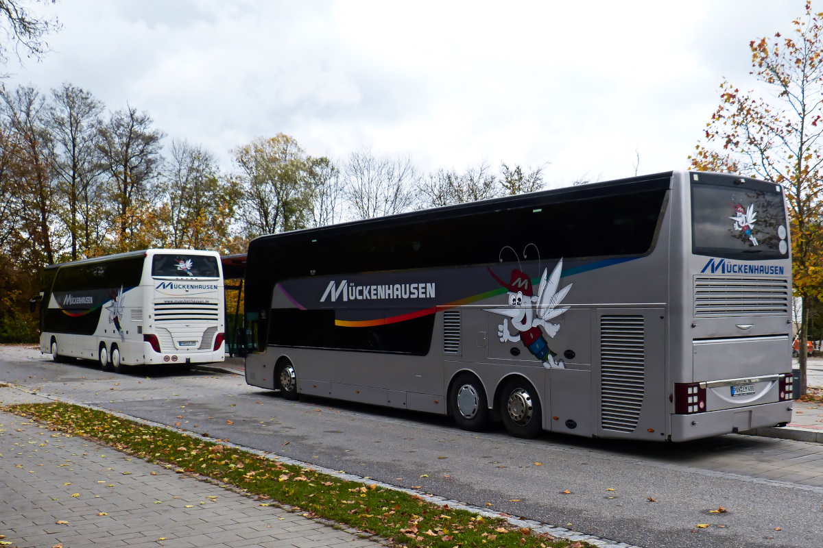 Die zwei dicken Brummer von Mückenhausen. Van Hool 927 Astron mega und ein Setra am Busbahnhof in Eggenfelden 22.10.2017