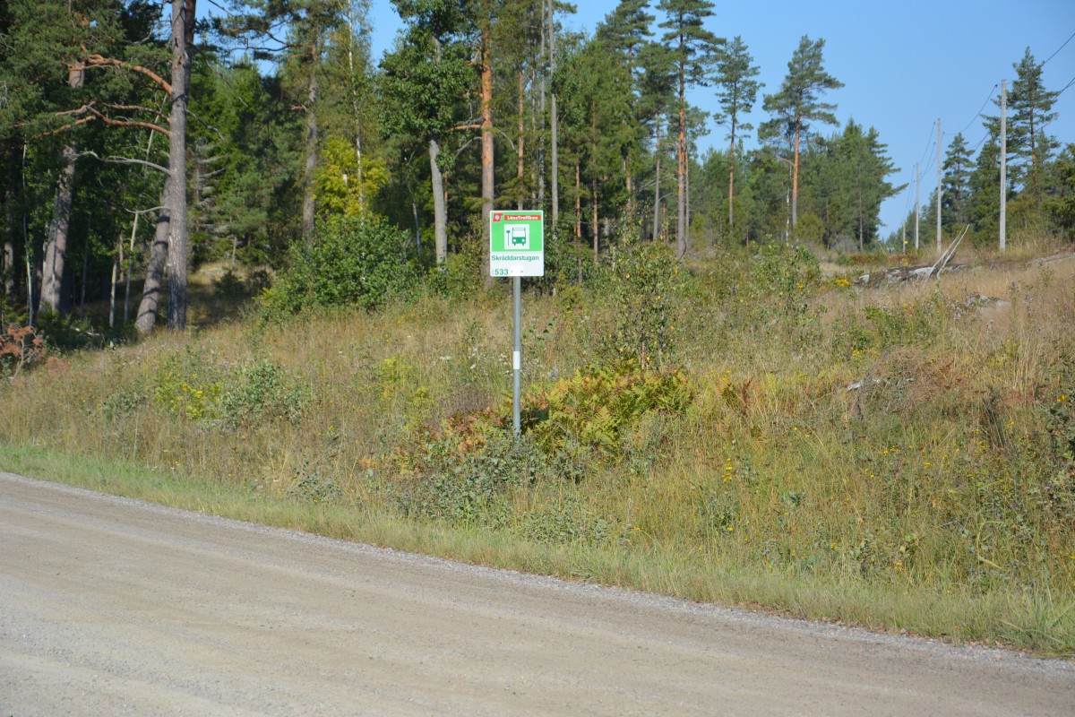 Diese Bushaltestelle (Skräddarstugan) befindet sich an Koppartorpsvägen 611 95 Nyköping, Schweden. Aufgenommen am 07.09.2014.